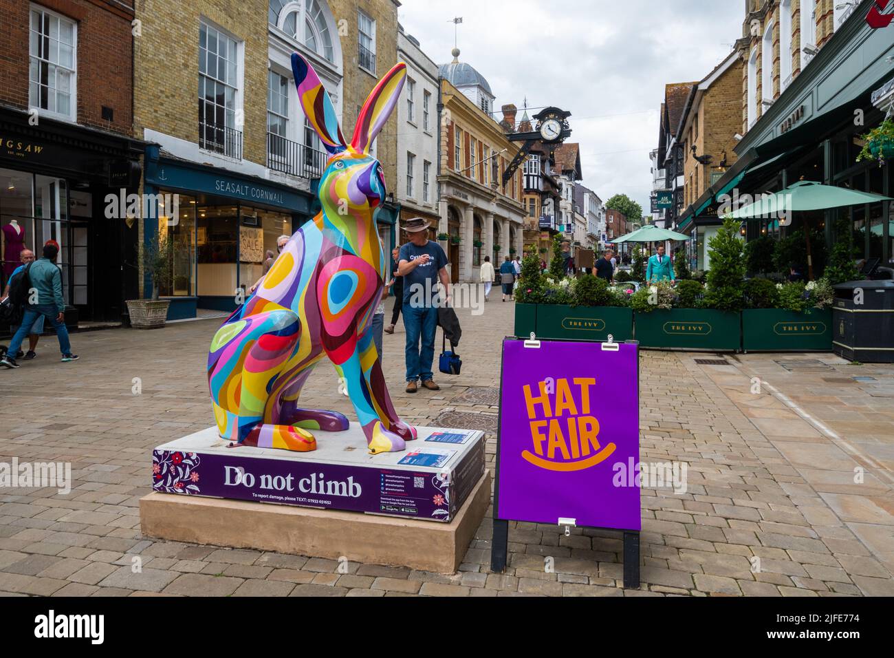 Hares of Hampshire Art Trail nel centro di Winchester durante l'estate 2022, Inghilterra, Regno Unito. Scultura colorata di lepre su High Street durante la Fiera del cappello. Foto Stock