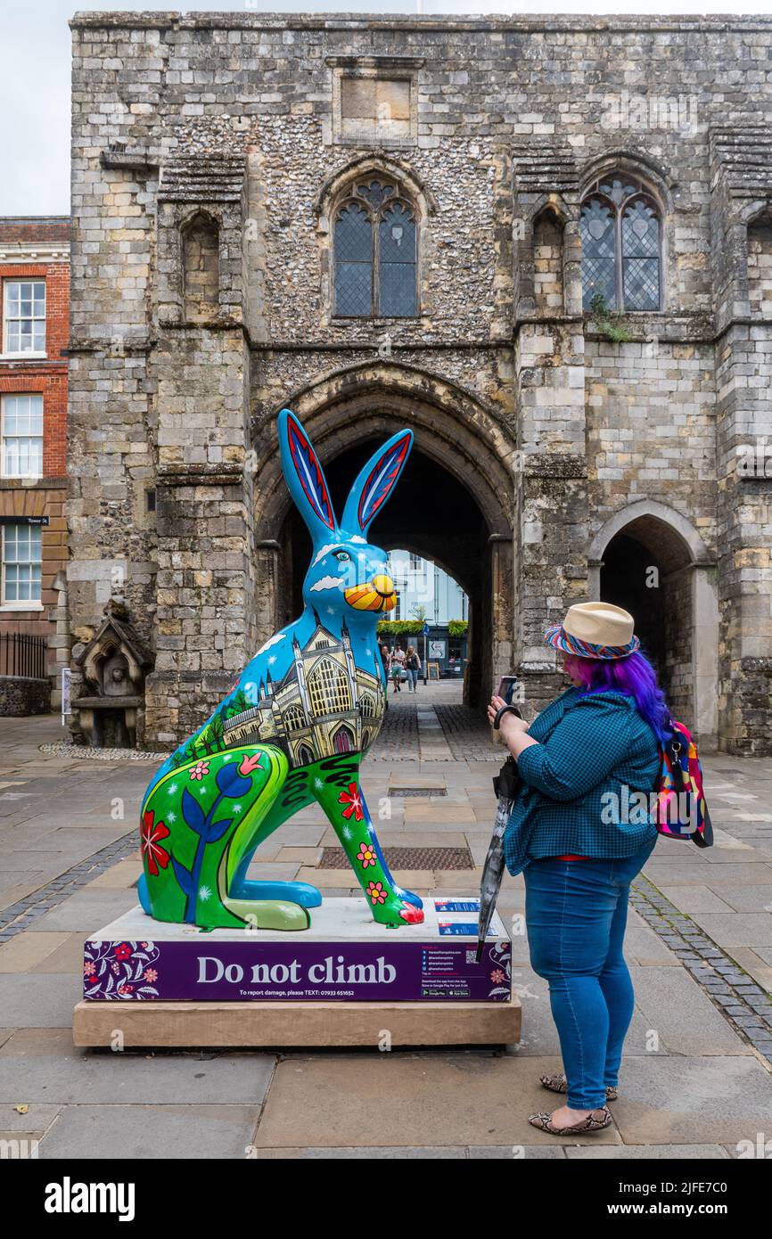 Hares of Hampshire Art Trail nel centro di Winchester durante l'estate 2022, Inghilterra, Regno Unito. Colorata scultura di lepre di fronte al Westgate Museum. Foto Stock