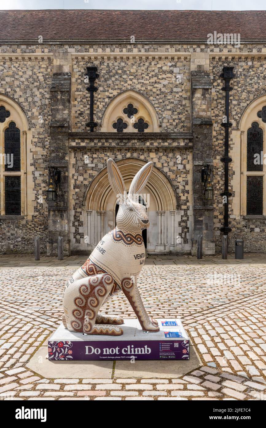 Hares of Hampshire Art Trail nel centro di Winchester durante l'estate 2022, Inghilterra, Regno Unito. Scultura Lepre di fronte alla Grande Sala. Foto Stock