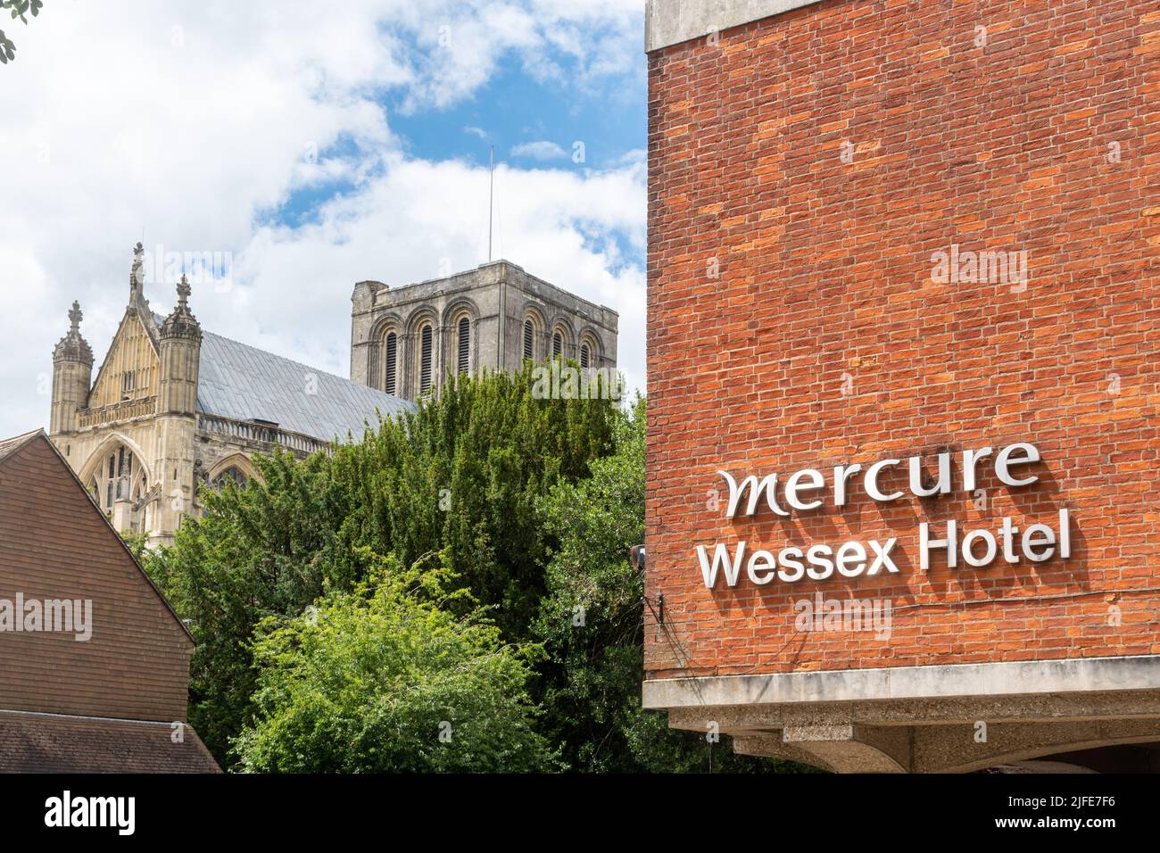 Mercure Wessex Hotel con vista sulla Cattedrale di Winchester, sistemazione nel centro di Winchester, Hampshire, Inghilterra, Regno Unito Foto Stock