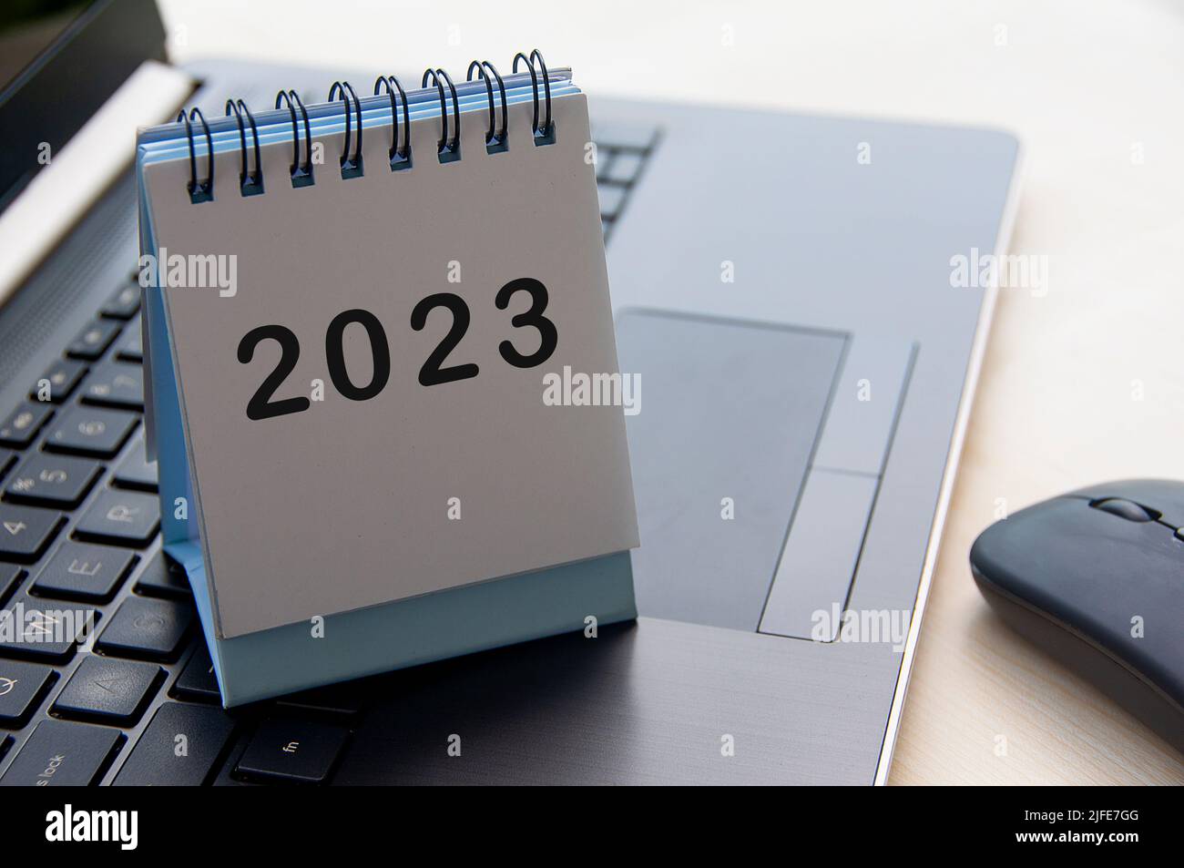 Nuovo anno 2023 testo su calendario scrivania su un portatile - nuovo anno concetto Foto Stock