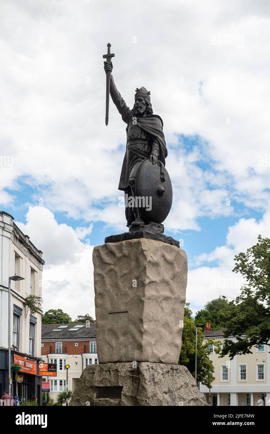 Re Alfred la Grande Statua alla fine della Broadway, un punto di riferimento nel centro di Winchester, Hampshire, Inghilterra, Regno Unito Foto Stock
