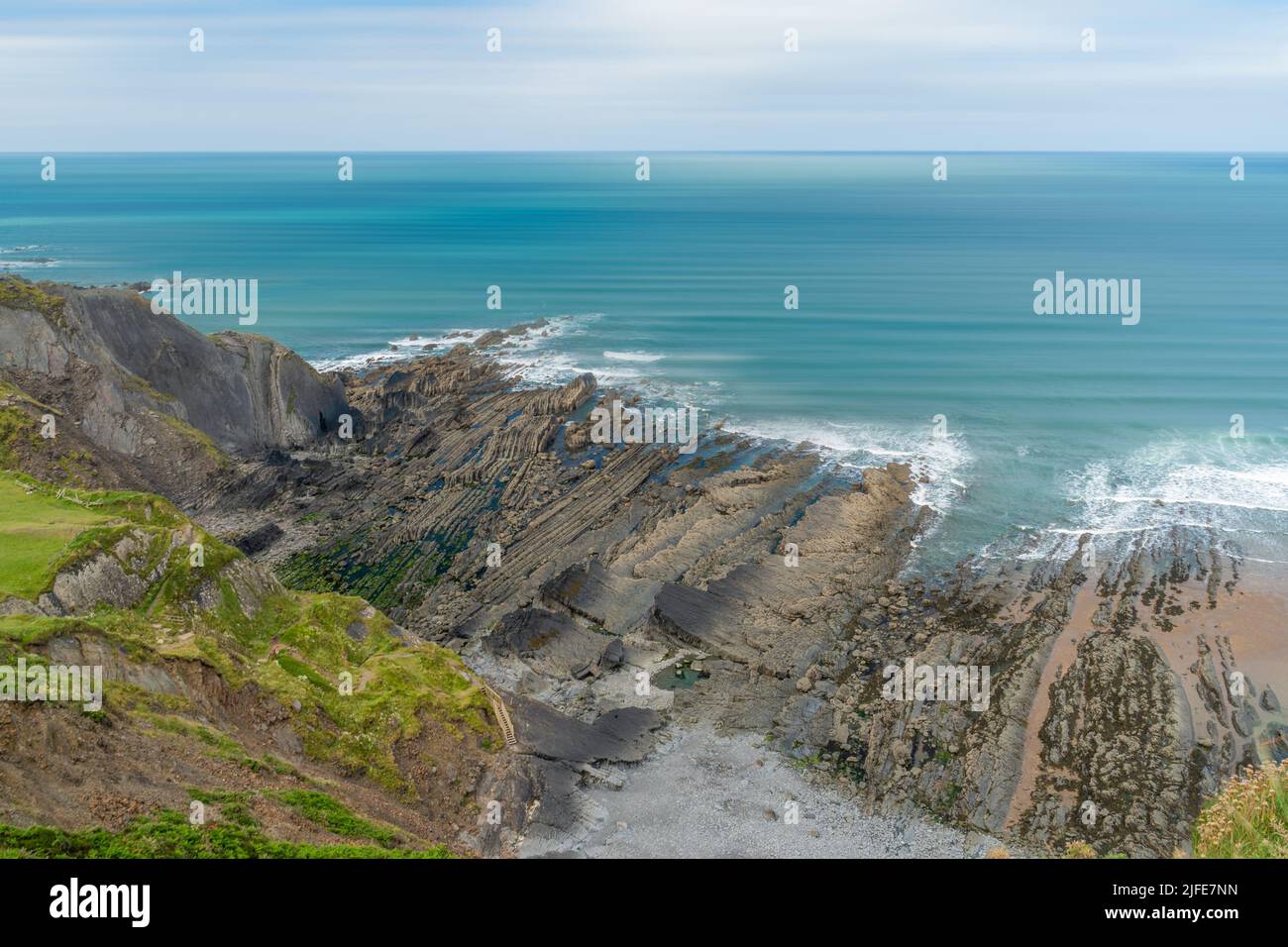 Una bella giornata tranquilla sul South West Coast Path a Speke's Mill Mouth vicino a Hartland Quay sulla costa nord del Devon. Foto Stock