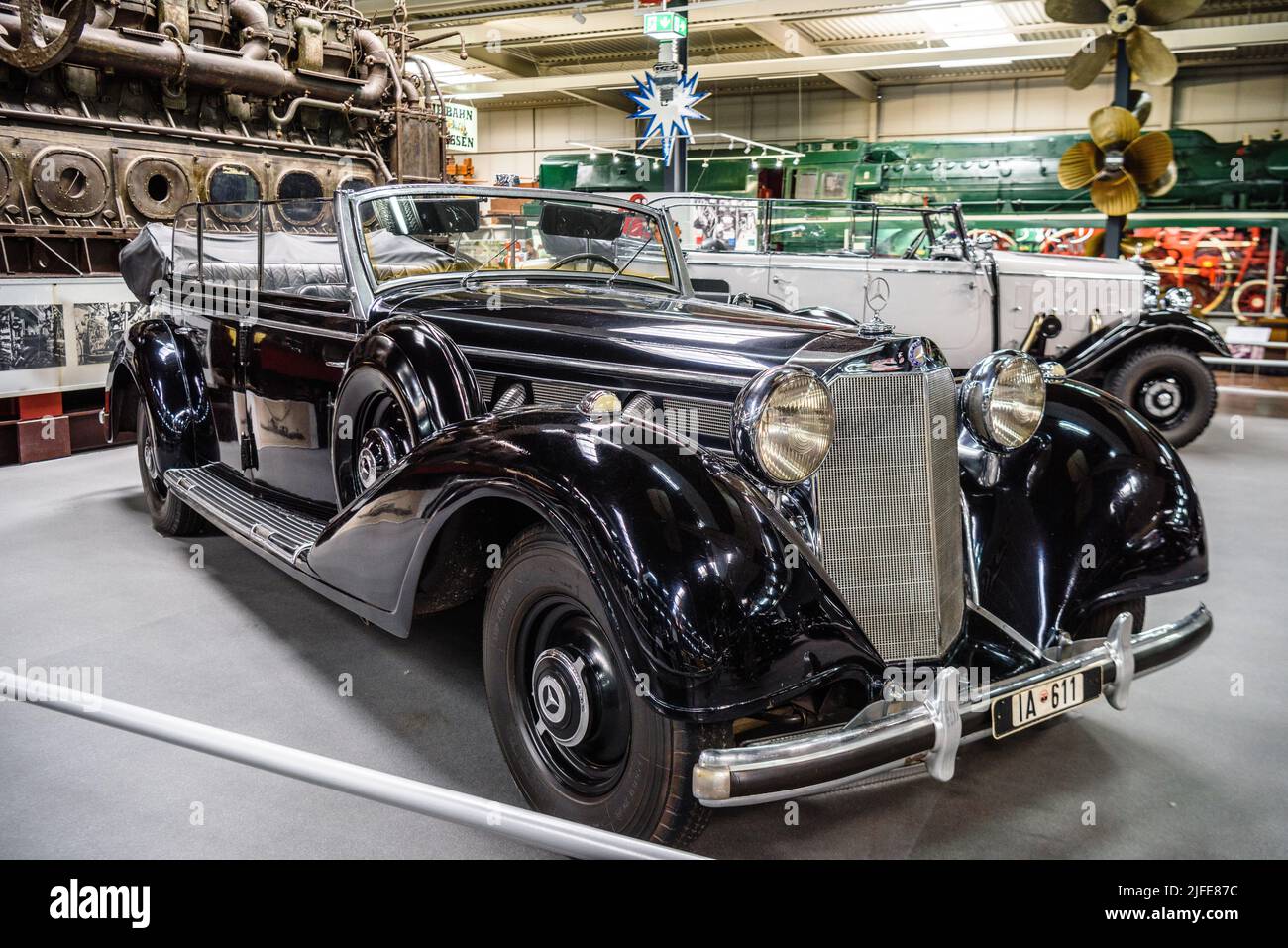 SINSHEIM, GERMANIA - mai 2022: Nero Mercedes-Benz 770 K 1940 230ps cabrio Foto Stock