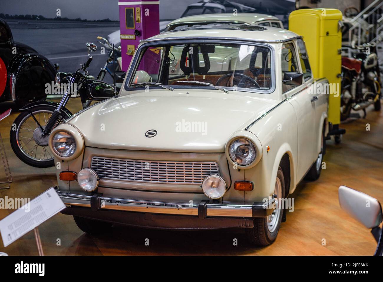 SINSHEIM, GERMANIA - mai 2022: Trabant bianco P 601 1986 26ps Foto Stock