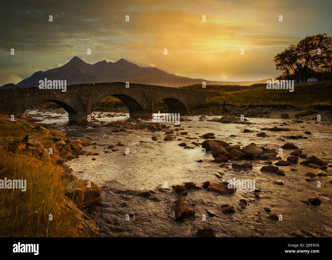 LE ACQUE INCANTATE SOTTO IL PONTE SLIGACHAN Foto Stock