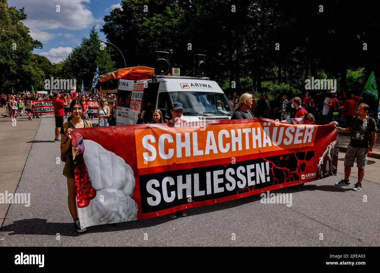 Amburgo, Germania. 02nd luglio 2022. I partecipanti a una dimostrazione di Animal Right Watch per la chiusura dei macelli portano in mano un banner con la dicitura "Close macelli". Credit: Axel Heimken/dpa/Alamy Live News Foto Stock