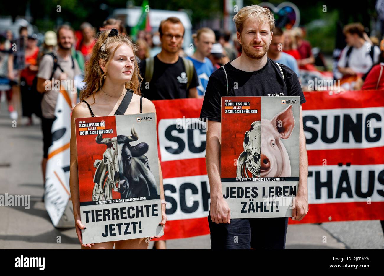 Amburgo, Germania. 02nd luglio 2022. I partecipanti a una dimostrazione di Animal Right Watch per la chiusura dei macelli portano nelle loro mani cartelloni con la scritta "Animal Rights Now" (diritti degli animali ora) e "Every Life Counts" (ogni vita conta). Credit: Axel Heimken/dpa/Alamy Live News Foto Stock