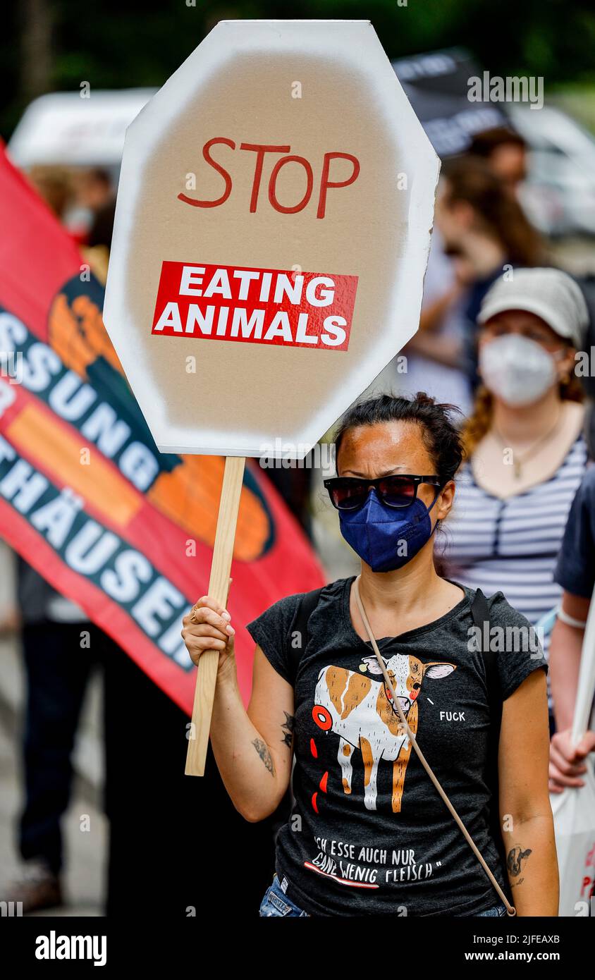 Amburgo, Germania. 02nd luglio 2022. Un partecipante a una dimostrazione di Animal Right Watch per la chiusura dei macelli è in possesso di un cartello con la menzione "Stop mangiare animali". Credit: Axel Heimken/dpa/Alamy Live News Foto Stock
