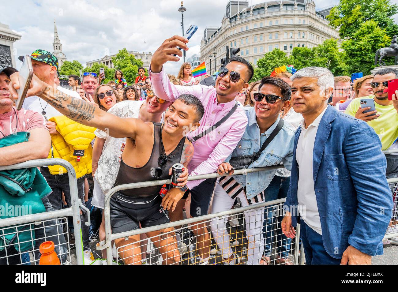 Londra, Regno Unito. 2nd luglio 2022. Sadiq Khan Mayor di Londra si ferma per un selfie - Pride a Londra nel cinquantesimo anniversario del primo Pride marzo. Credit: Guy Bell/Alamy Live News Foto Stock