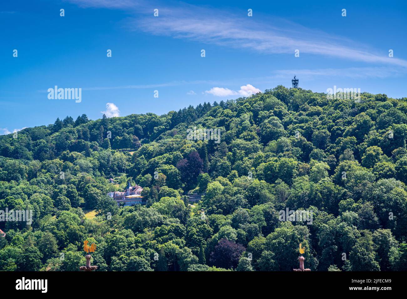 Vista dalla torre di Friburgo Minster (Cattedrale di nostra Signora) alla piattaforma di osservazione della collina del castello. Baden Wuerttemberg, Germania, Europa Foto Stock