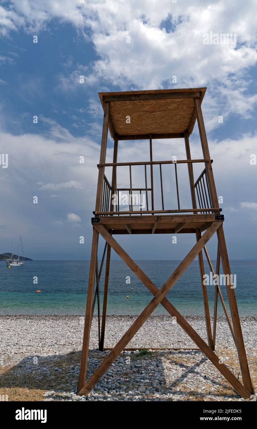 Piattaforma / stazione di bagnino di legno, spiaggia, villaggio di Livadia, isola di Tilos, Dodcanese, Grecia Foto Stock