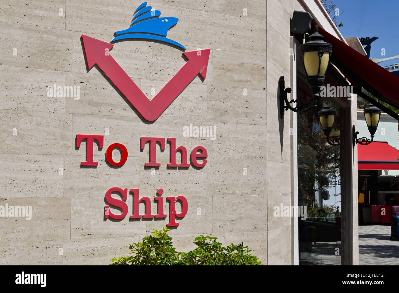 Kusadasi, Turchia - giugno 2022 maggio: Cartello sul muro del terminal delle navi da crociera che mostra ai passeggeri la strada per la loro nave. Foto Stock