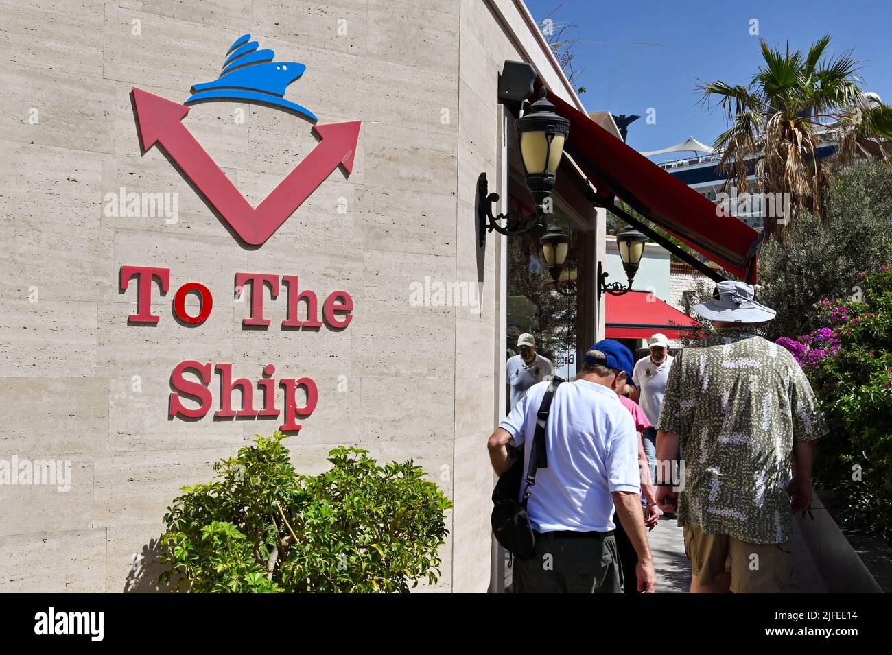 Kusadasi, Turchia - giugno 2022 maggio: Cartello sul muro del terminal delle navi da crociera che mostra ai passeggeri la strada per la loro nave. Foto Stock