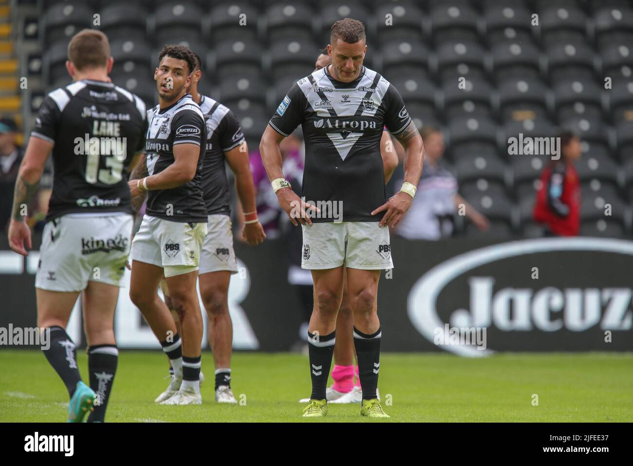 Kane Evans #16 di Hull FC si alza con le mani sui fianchi a tempo pieno Foto Stock
