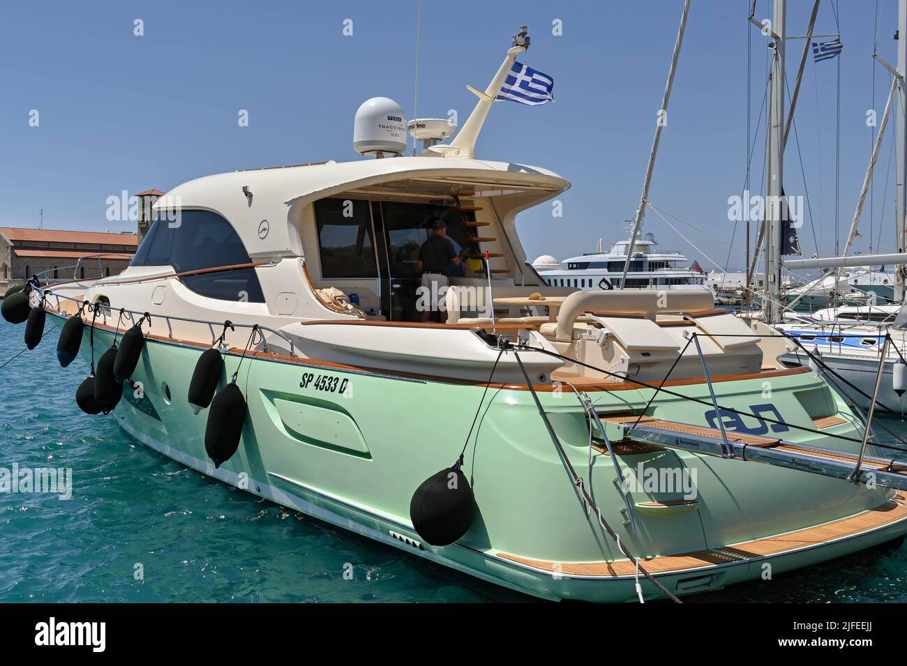 Rodi, Grecia - Maggio 2022: Vista posteriore di un Yacht a motore di lusso ormeggiato nel porto turistico della città Foto Stock