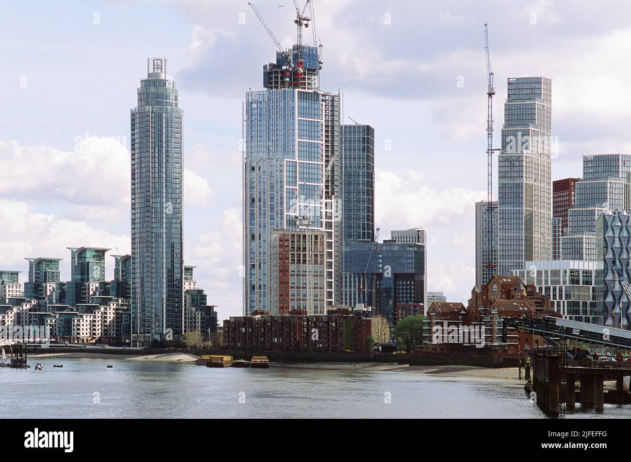 Nuovi grattacieli ed edifici di appartamenti a nove Elms, nel Borough di Londra di Wandsworth, sulla sponda Sud del Tamigi Foto Stock