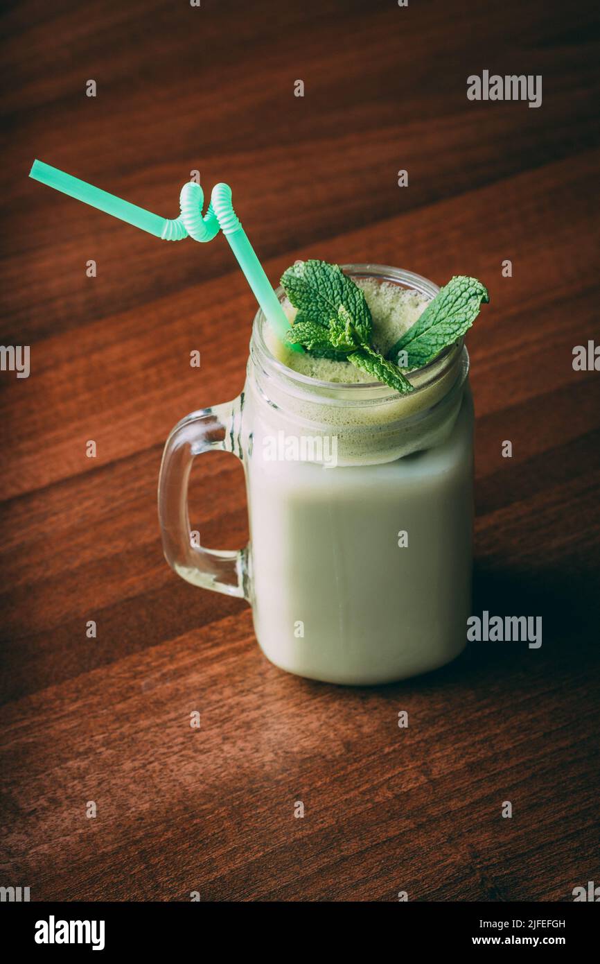 Un colpo verticale di un vaso di Shamrock scuotere su un tavolo di legno Foto Stock