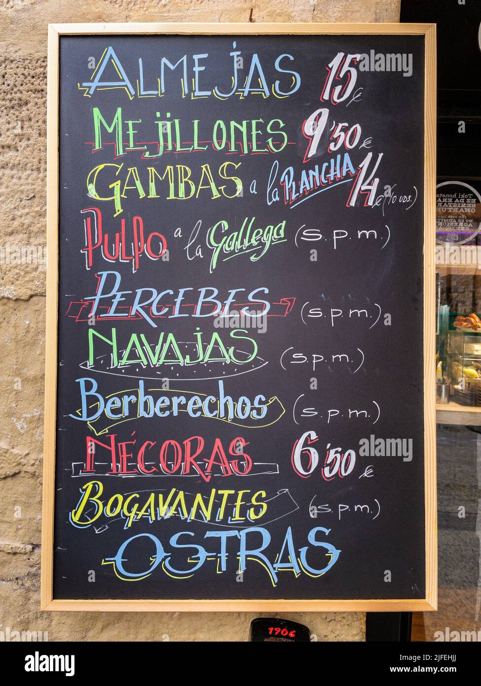 Un menu da lavagna che offre piatti tipici spagnoli di pesce. Foto Stock