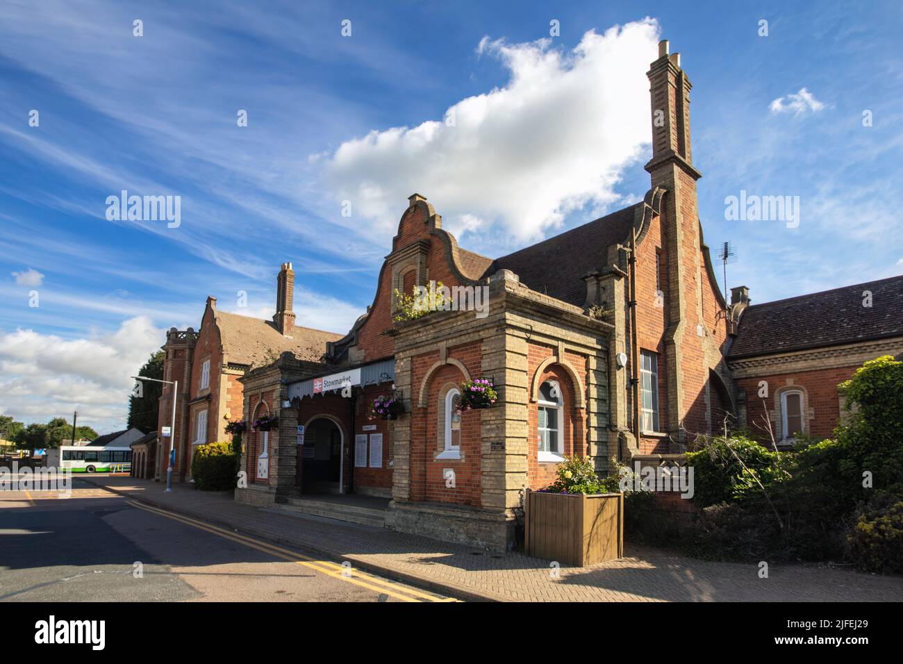 L'ingresso alla stazione ferroviaria di Stowmarket, Suffolk, Regno Unito Foto Stock