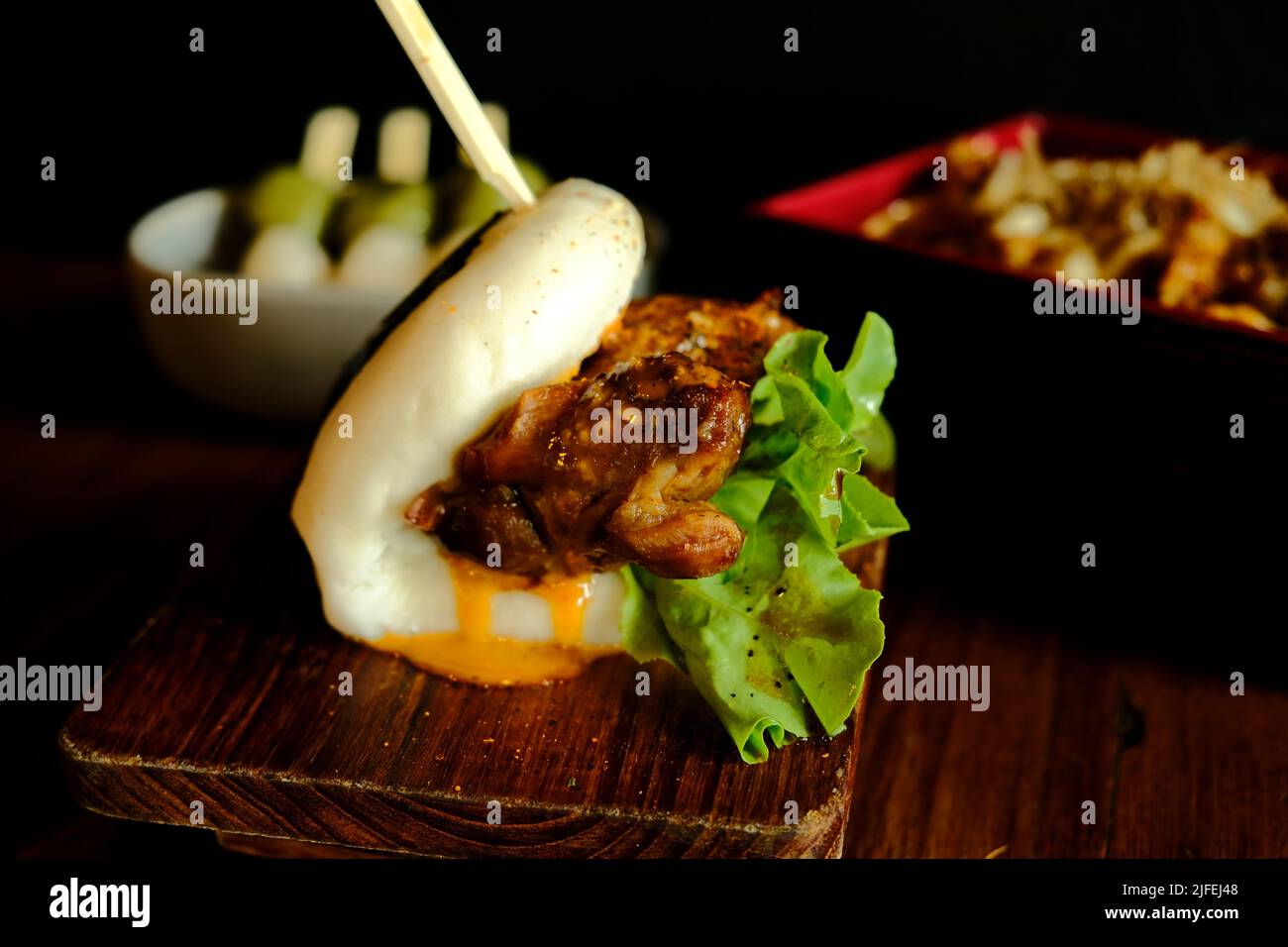 Panini Hirata. Panini al vapore giapponesi ripieni di chashu di maiale, tempura, karaage. Cucina tradizionale giapponese Foto Stock