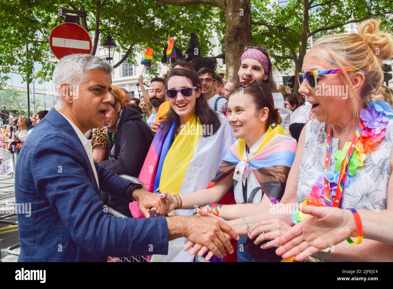 Londra, Inghilterra, Regno Unito. 2nd luglio 2022. Il sindaco di Londra SADIQ KHAN saluta gli spettatori alla sfilata London Pride 2022. (Credit Image: © Vuk Valcic/ZUMA Press Wire) Foto Stock