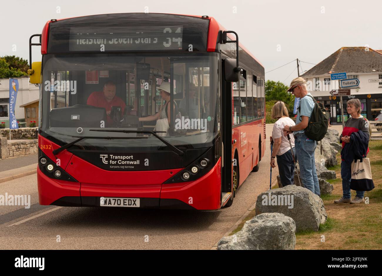 Lizard Village, Lizard Peninsula, Cornovaglia, Inghilterra, Regno Unito. 2022. Turisti a bordo di un autobus locale a ponte singolo nel centro del villaggio di Lizard. Foto Stock