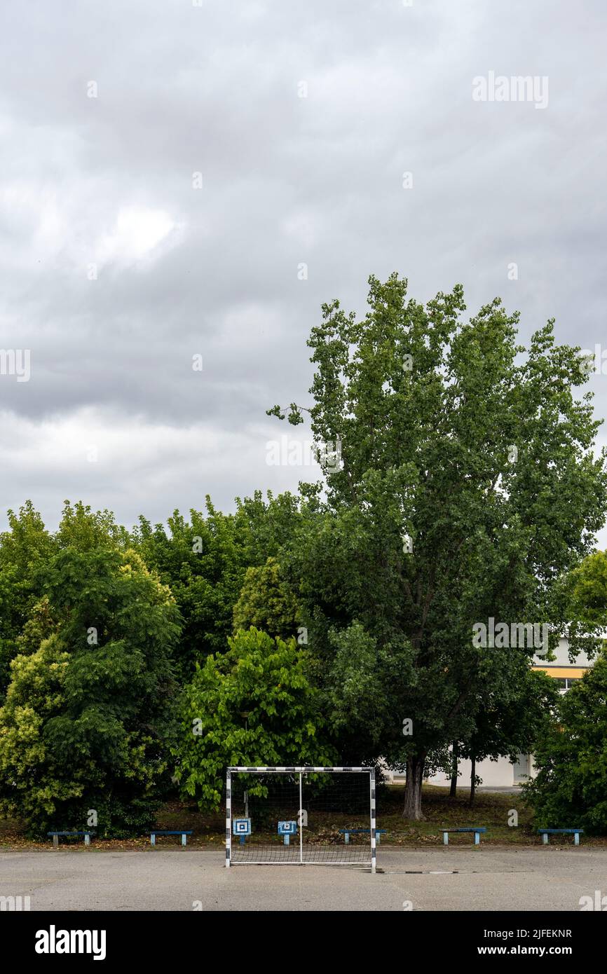 Gol su un parco giochi scuola Foto Stock