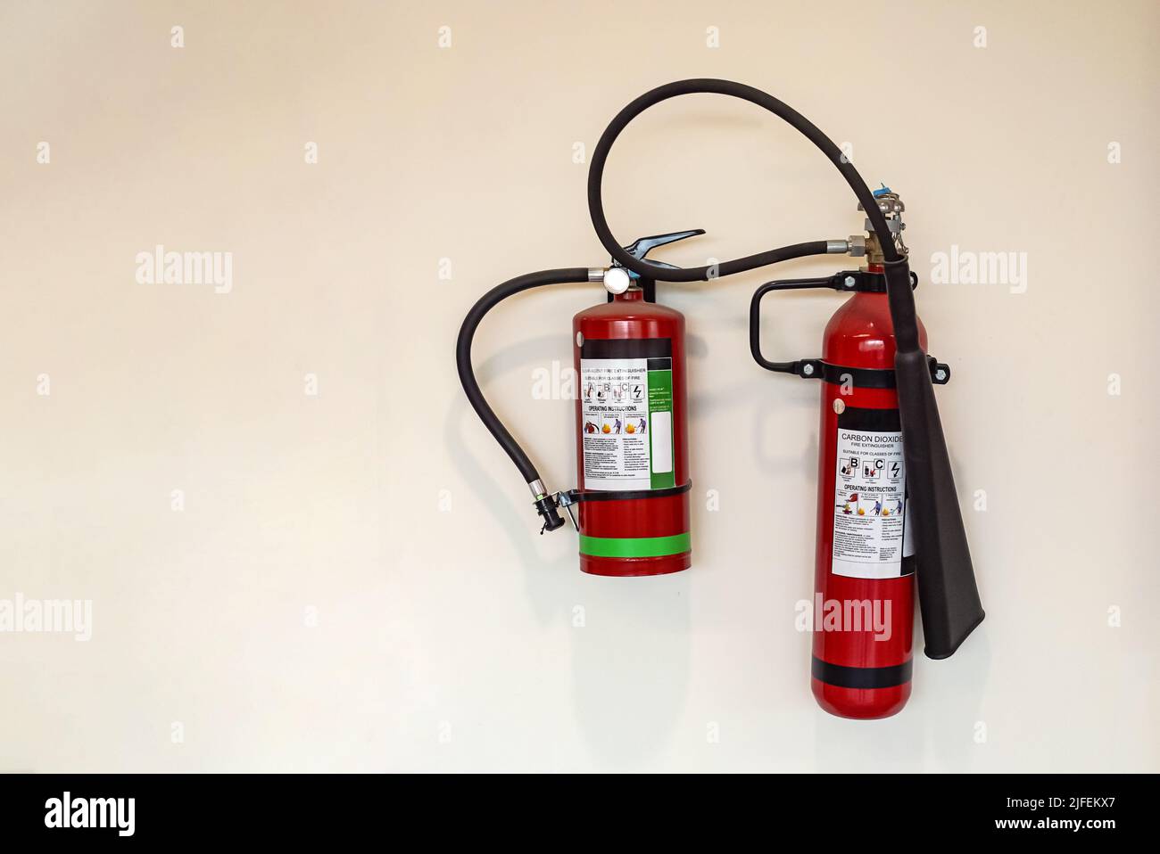 Estintore e impianto a pompa a gas a parete. Potente estintore di emergenza. Ignifugo. Ignifugo. Foto Stock