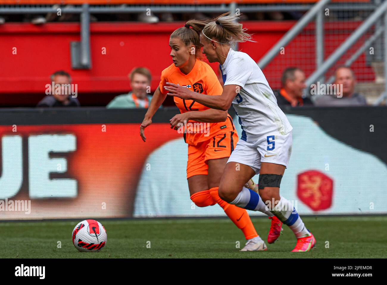 ENSCHEDE, PAESI BASSI - LUGLIO 2: Jill Roord dei Paesi Bassi, Emma Koivisto di Finlandia durante la partita internazionale femminile amichevole tra Paesi Bassi e Finlandia a de Grolsch teste il 2 Luglio 2022 a Enschede, Paesi Bassi (Foto di Pieter van der Woude/Orange Pictures) Foto Stock