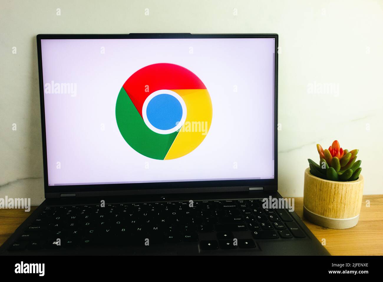KONSKIE, POLONIA - 02 luglio 2022: Visualizzazione del logo del browser Web Google Chrome sullo schermo del computer portatile Foto Stock