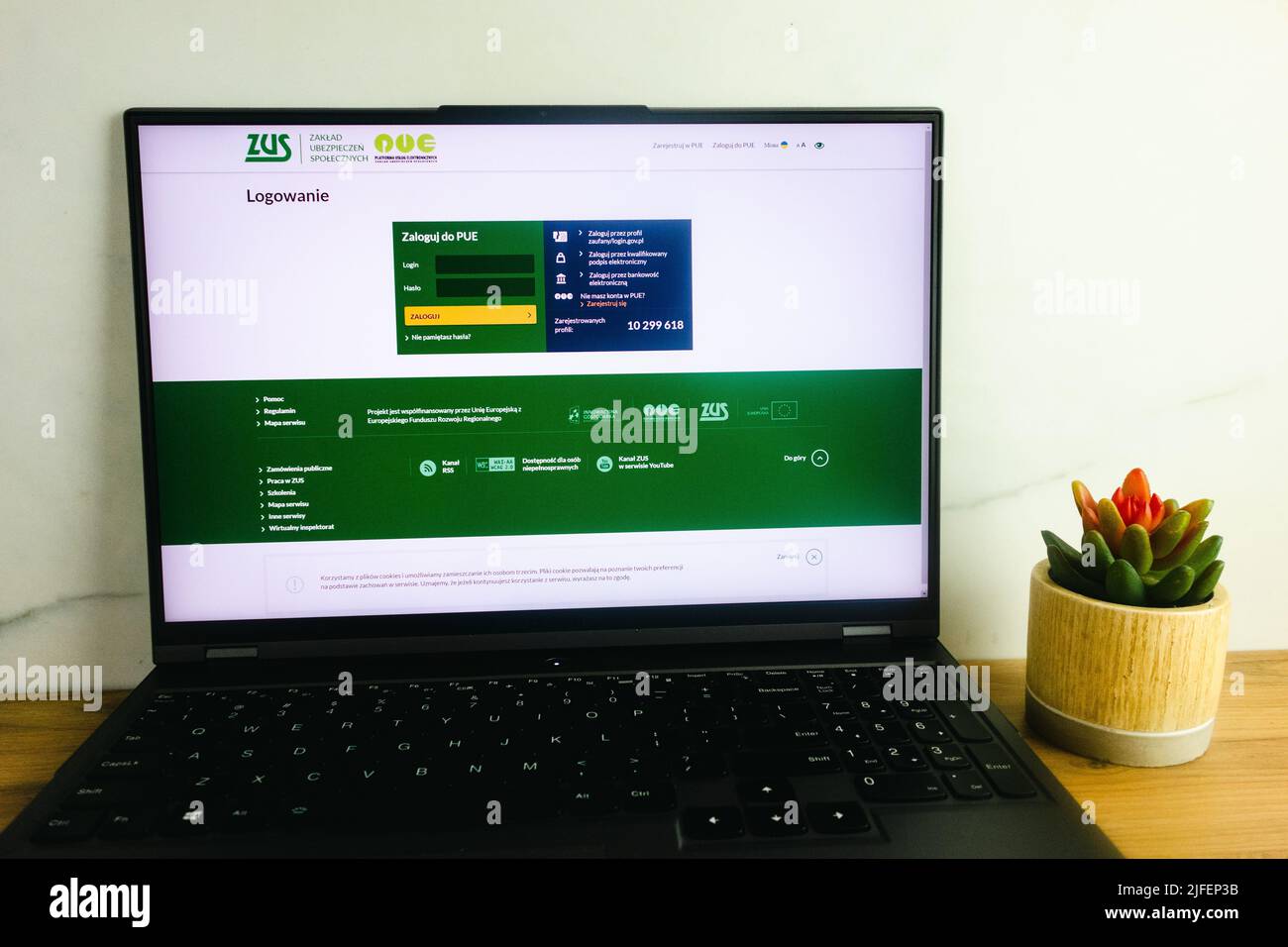 KONSKIE, POLONIA - 02 luglio 2022: Sito www.zus.pl visualizzato sullo schermo del computer portatile. ZUS è un'istituzione polacca di previdenza sociale Foto Stock