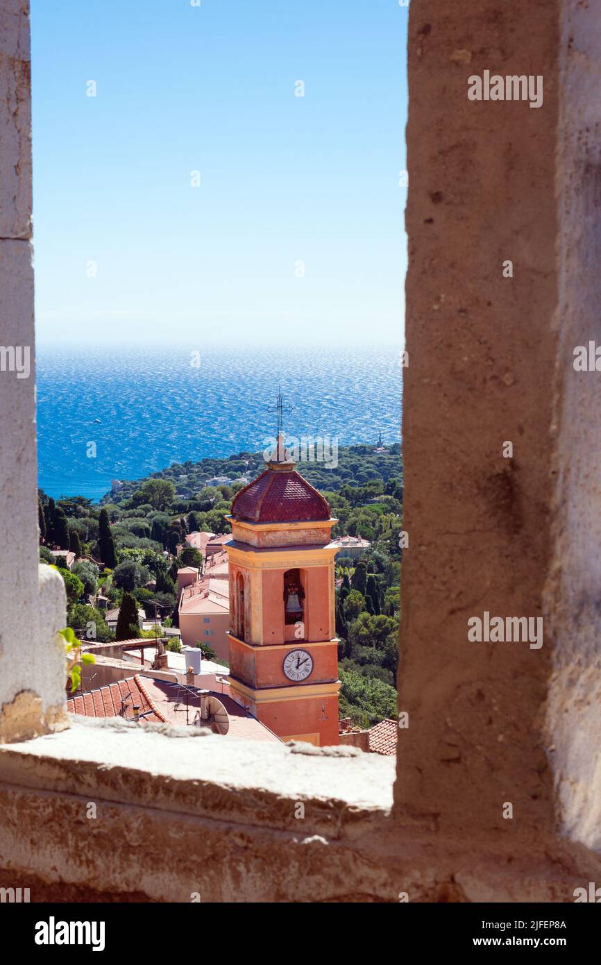 Vista della chiesa dalla finestra della fortezza dell'antico castello di Roquebrune-Cap-Martin, Francia sulla costa mediterranea vicino a Monaco. Jour Foto Stock