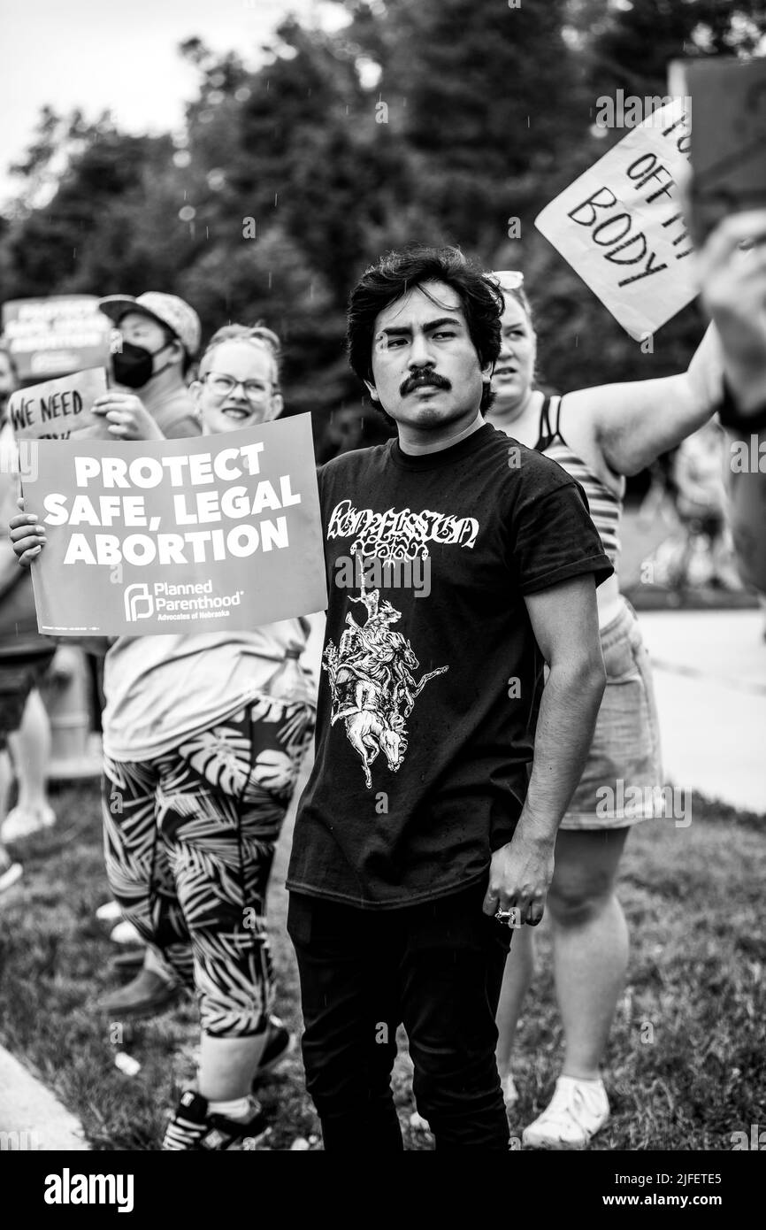 I cittadini di Omaha Nebraska protestano contro la decisione della Corte Suprema di ribaltare Roe contro Wade, che ha fornito alle donne il diritto di scegliere di avere un aborto Foto Stock