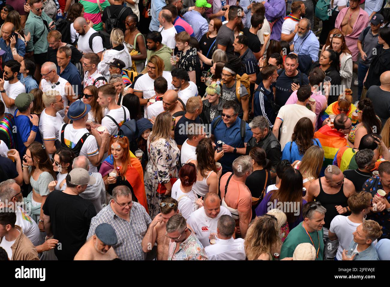 Affollata la folla lungo l'Old Compton St di Londra a Soho durante le celebrazioni per celebrare Pride 50. 2nd luglio 2022. Foto Stock