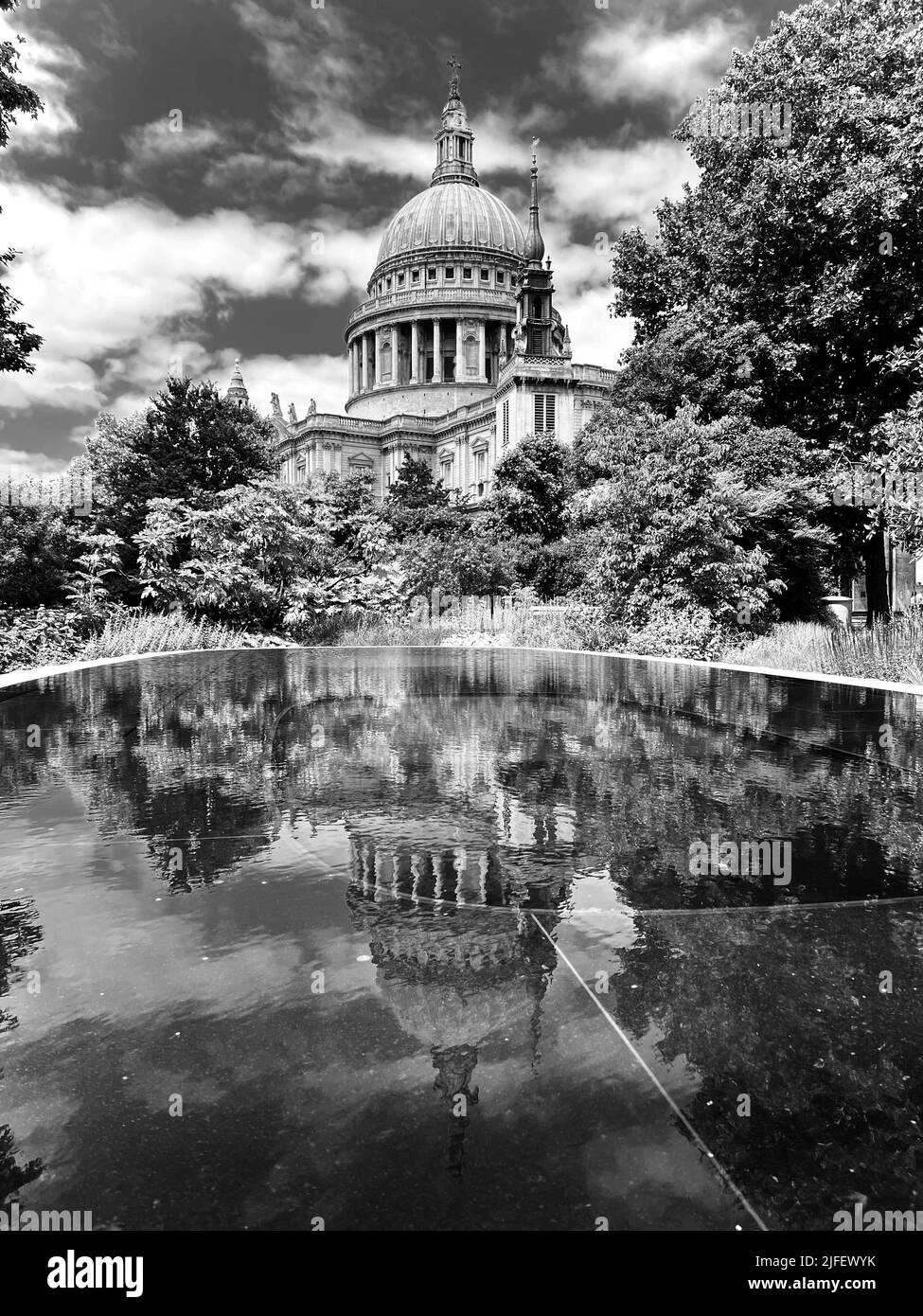 Foto in bianco e nero della Cattedrale di St Pauls a Londra, Inghilterra, riflessa in un laghetto Foto Stock