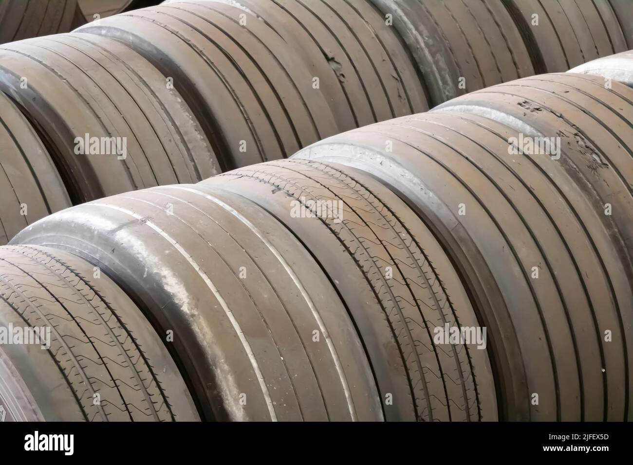 Pneumatici usati da riciclare in officina Foto Stock