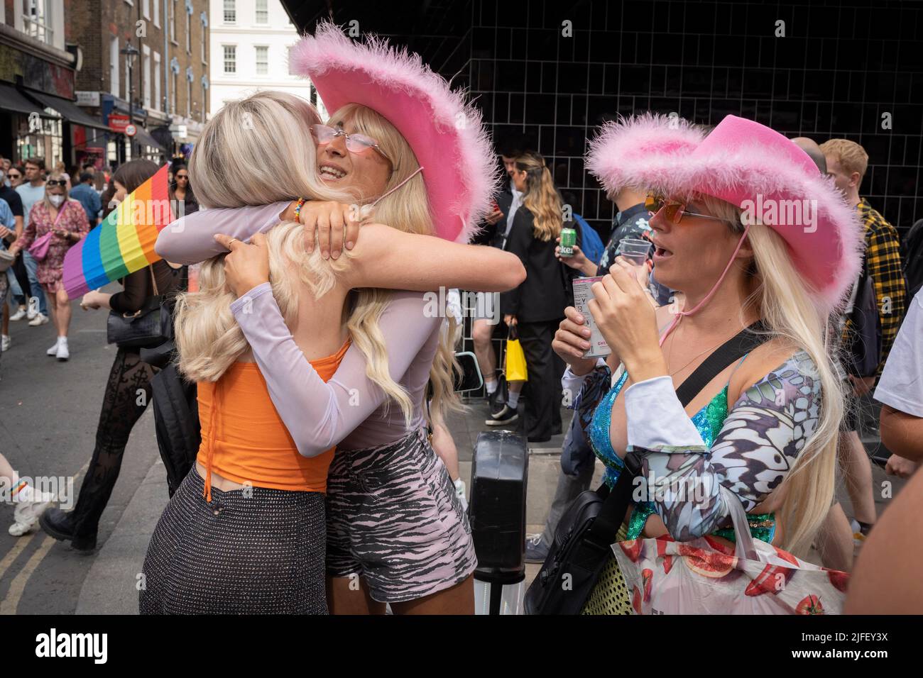 I membri della comunità LGBTQ+ si riuniscono in Soho Streets durante le celebrazioni del Gay Pride del 50th, il 2nd luglio 2022, a Londra, Inghilterra. Il primo Pride di Londra fu organizzato dal Gay Liberation Front (GLF) nel 1972. Foto Stock