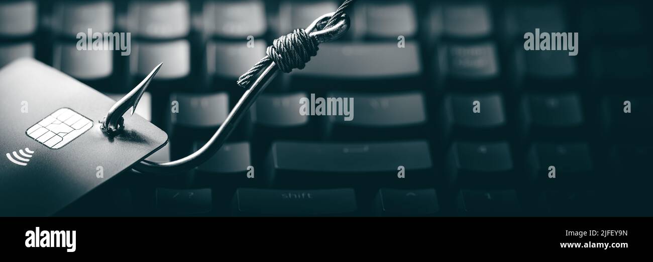 Carta di credito e grande gancio di pesce su computer tastiera sfondo - Cybercrime / Phishing concetto Foto Stock