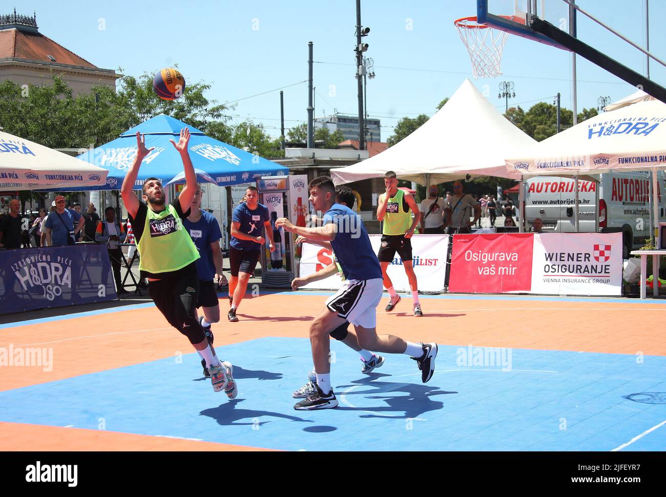 HIDRA ISO 3x3 Basket Tour 2022 a Trg kralja Tomislava a Zagabria, Croazia il 2 luglio 2022. HIDRA ISO 3 x 3 BASKET TOUR è uno spettacolare tour di basket che delizia numerosi visitatori in luoghi attraenti di un gran numero di città croate nel periodo da maggio a luglio. Foto: Sanjin Strukic/PIXSELL Foto Stock
