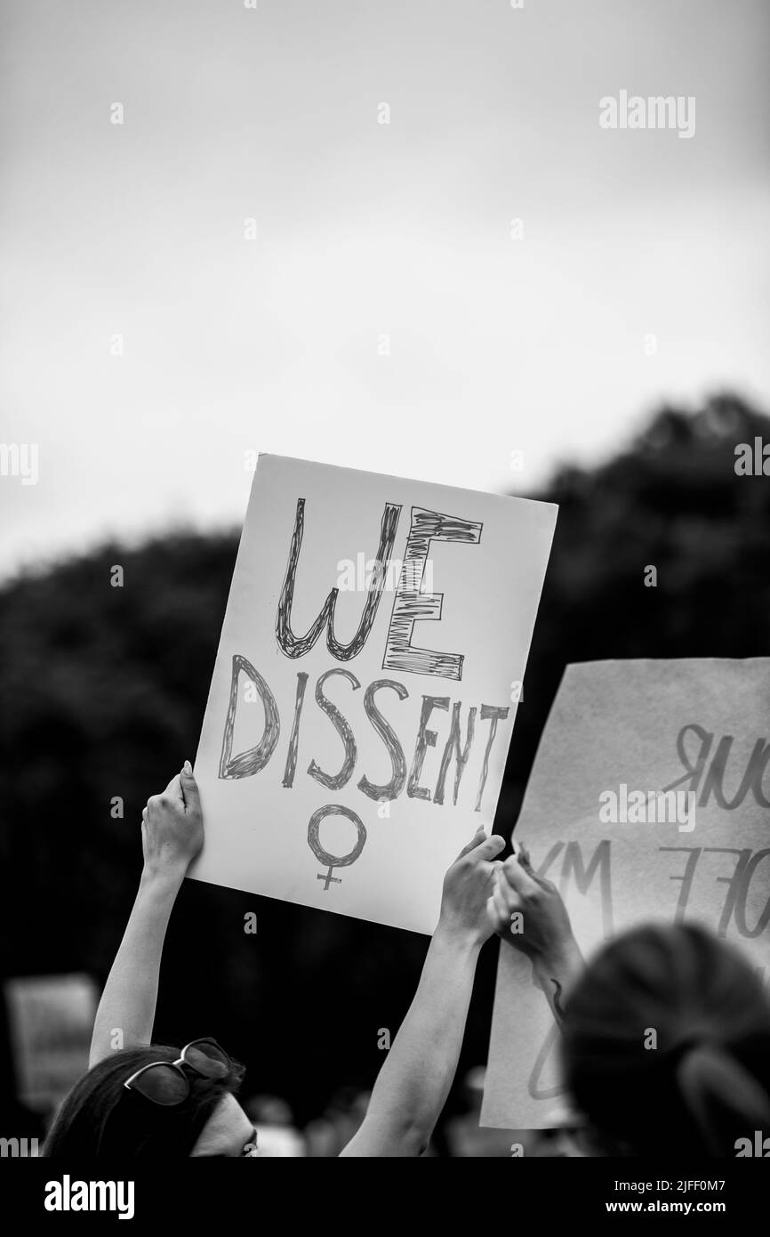 I cittadini di Omaha Nebraska protestano contro la decisione della Corte Suprema di ribaltare Roe contro Wade, che ha fornito alle donne il diritto di scegliere di avere un aborto Foto Stock