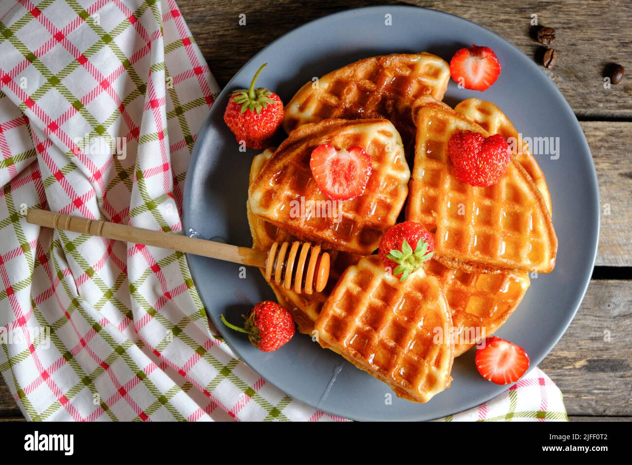 Cialde morbide fragole e versato con miele Foto Stock