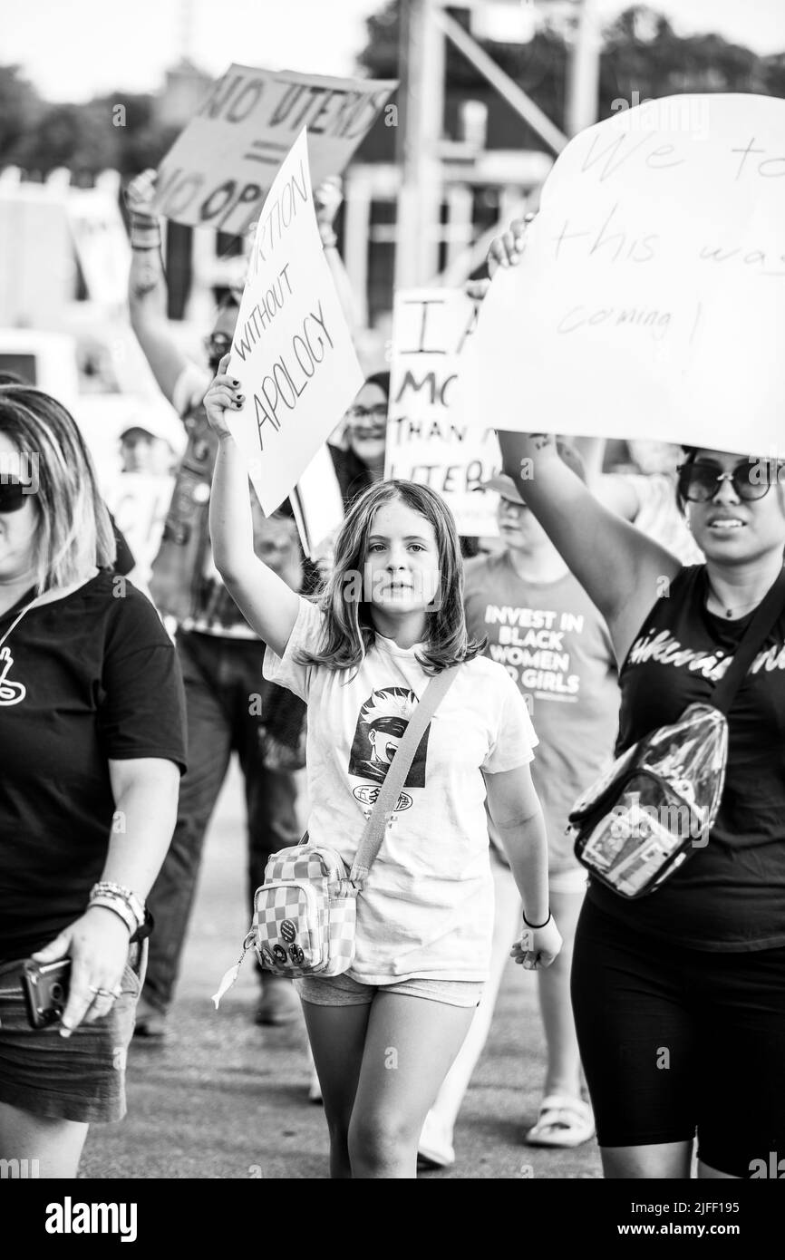 I cittadini di Omaha Nebraska protestano contro la decisione della Corte Suprema di ribaltare Roe contro Wade, che ha fornito alle donne il diritto di scegliere di avere un aborto Foto Stock