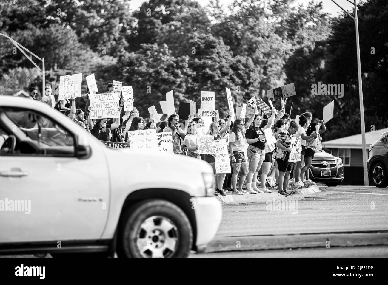 I cittadini di Omaha Nebraska protestano contro la decisione della Corte Suprema di ribaltare Roe contro Wade, che ha fornito alle donne il diritto di scegliere di avere un aborto Foto Stock