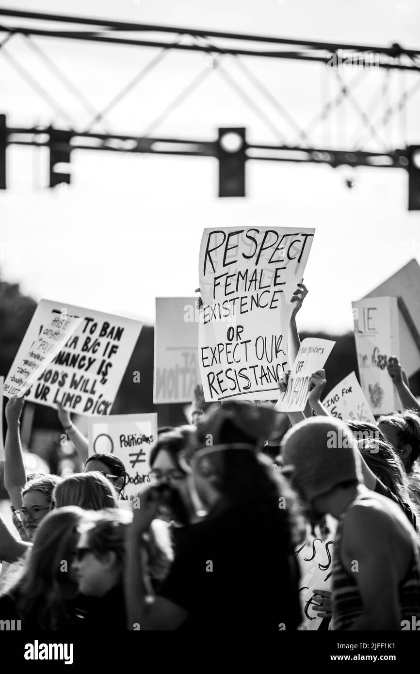 I cittadini di Omaha Nebraska protestano contro la decisione della Corte Suprema di ribaltare Roe contro Wade, che ha fornito alle donne il diritto di scegliere di avere un aborto Foto Stock