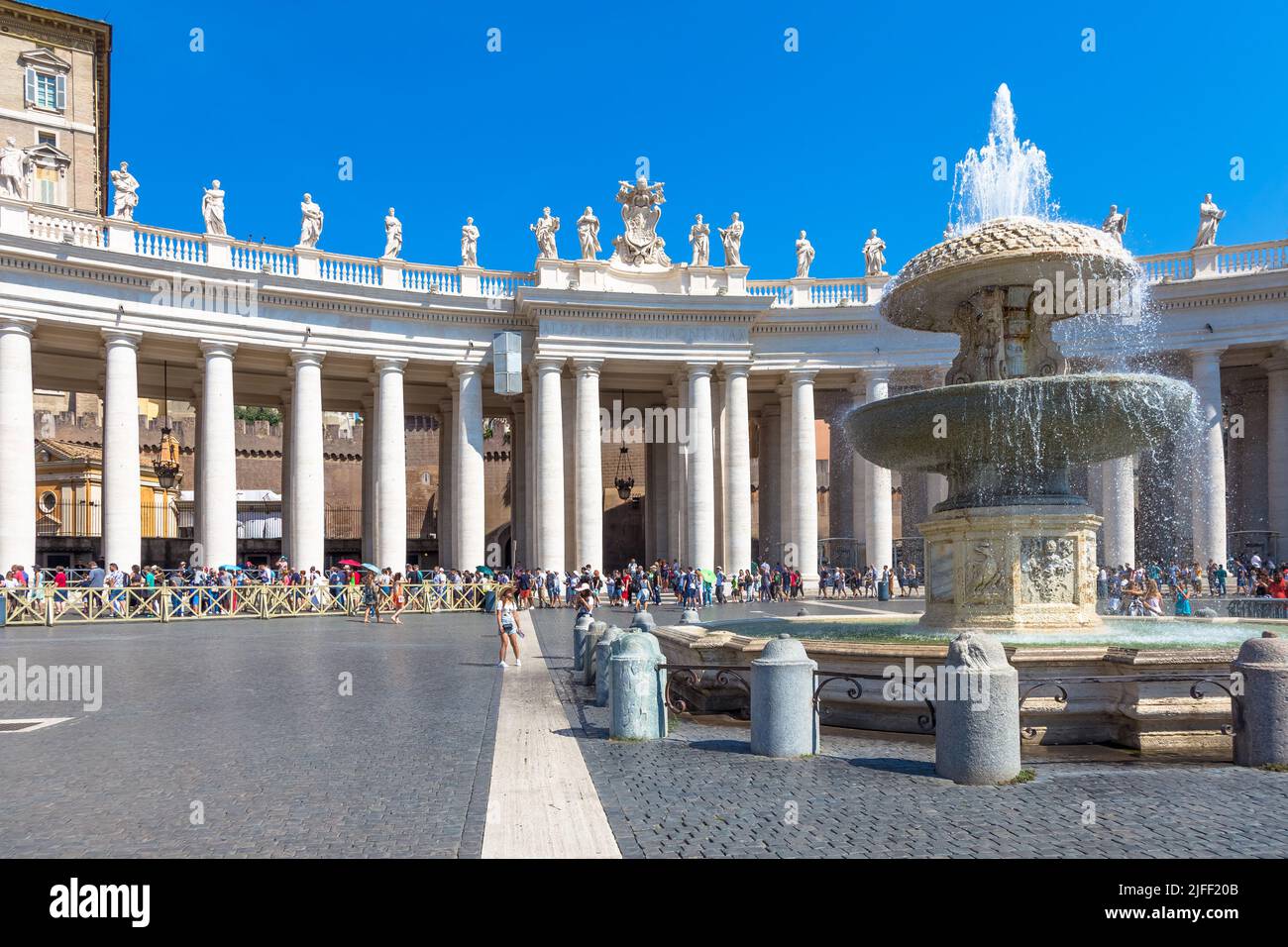 Roma, Stato vaticano - Agosto 24, 2018: una lunga fila di persone in attesa davanti la Basilica di San Pietro ingresso. Concetto per overtourism e turismo di massa Foto Stock