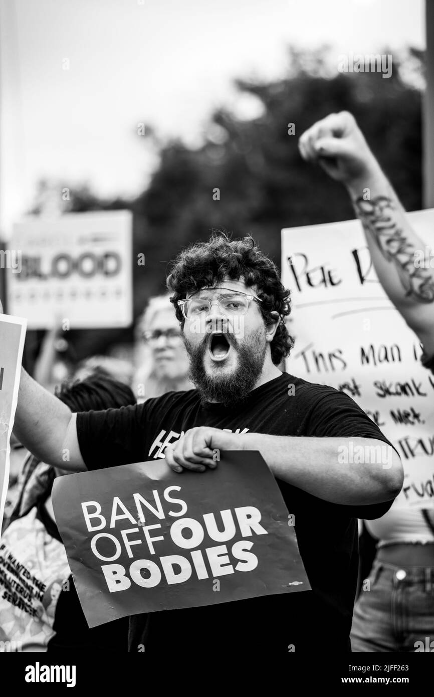 I cittadini di Omaha Nebraska protestano contro la decisione della Corte Suprema di ribaltare Roe contro Wade, che ha fornito alle donne il diritto di scegliere di avere un aborto Foto Stock