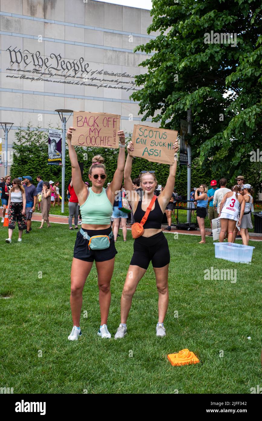 Due giovani donne orgogliose hanno segni femministi al rally pro-choice Foto Stock