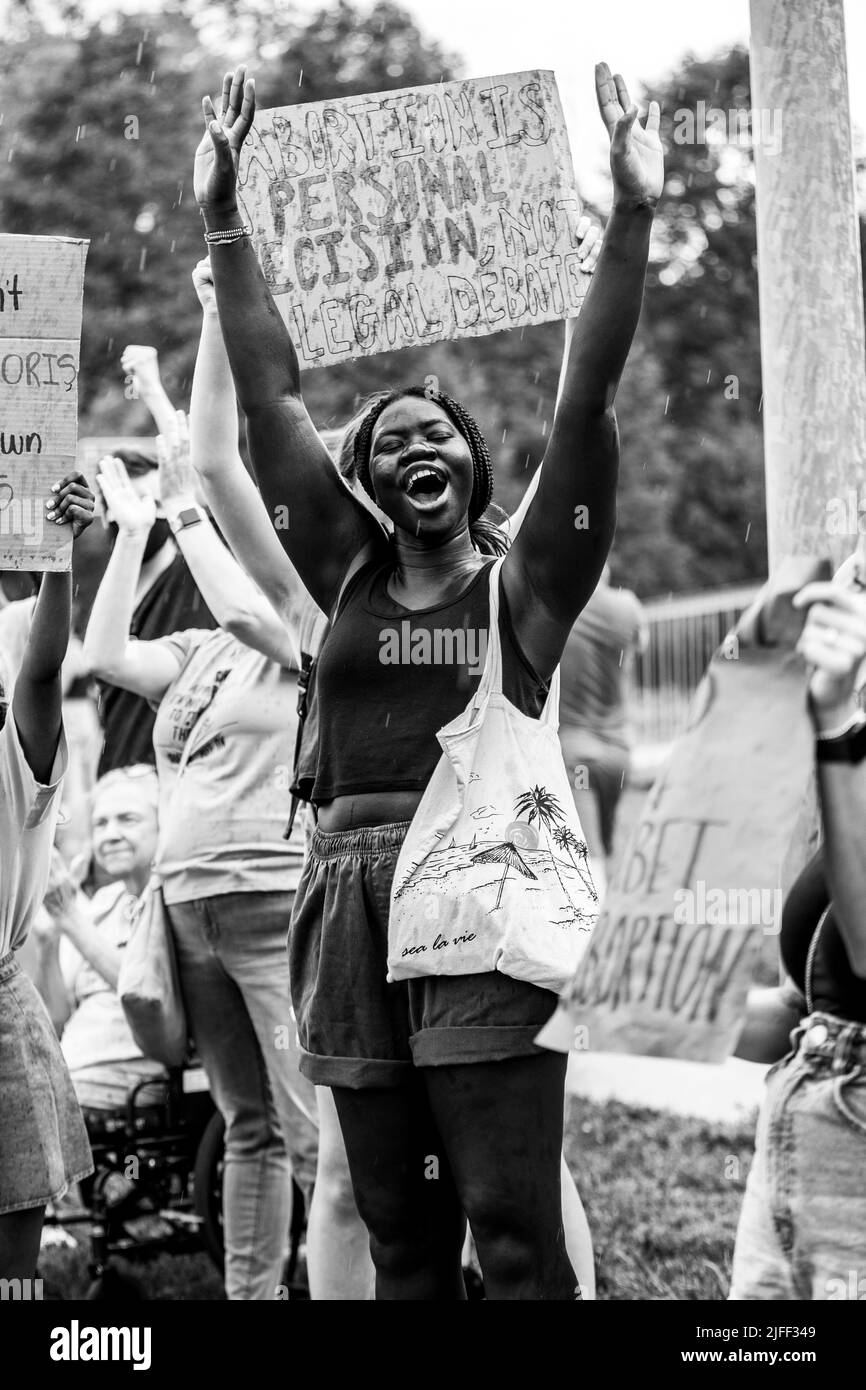 I cittadini di Omaha Nebraska protestano contro la decisione della Corte Suprema di ribaltare Roe contro Wade, che ha fornito alle donne il diritto di scegliere di avere un aborto Foto Stock