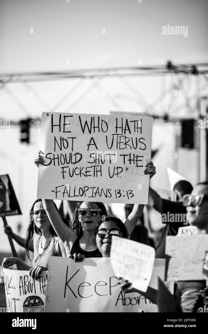 I cittadini di Omaha Nebraska protestano contro la decisione della Corte Suprema di ribaltare Roe contro Wade, che ha fornito alle donne il diritto di scegliere di avere un aborto Foto Stock